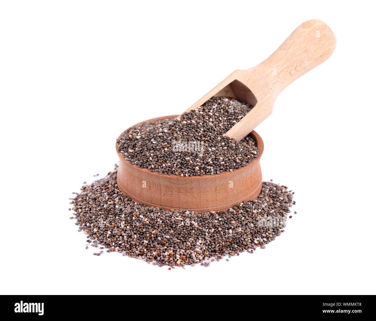 Les graines de Chia dans bol en bois avec une cuillère, isolé sur fond blanc. Superfood sain. Macro closeup de petites graines de chia bio. Banque D'Images