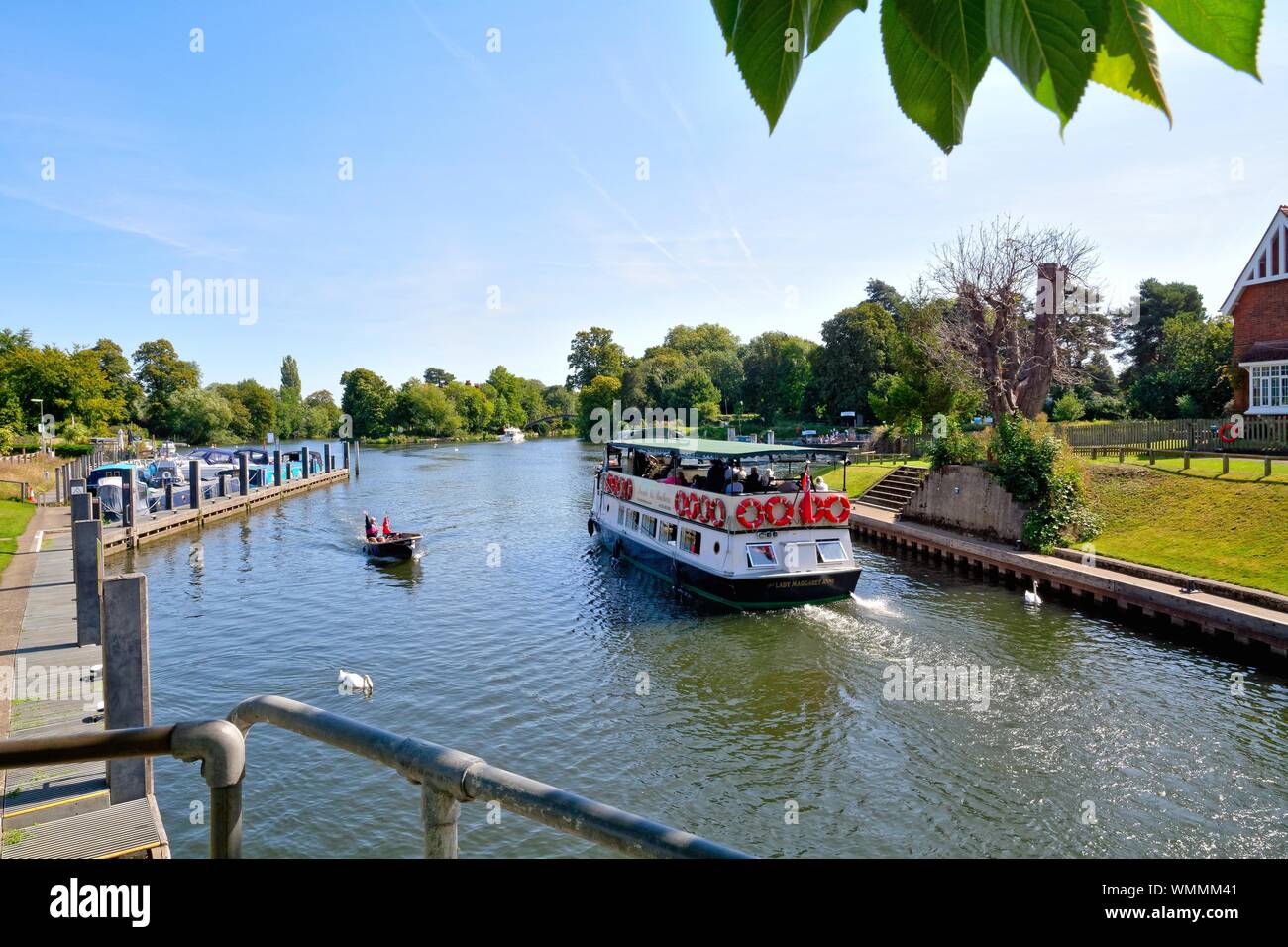 Le Riverside et Tamise à Shepperton sous le soleil d'été, Surrey England UK Banque D'Images