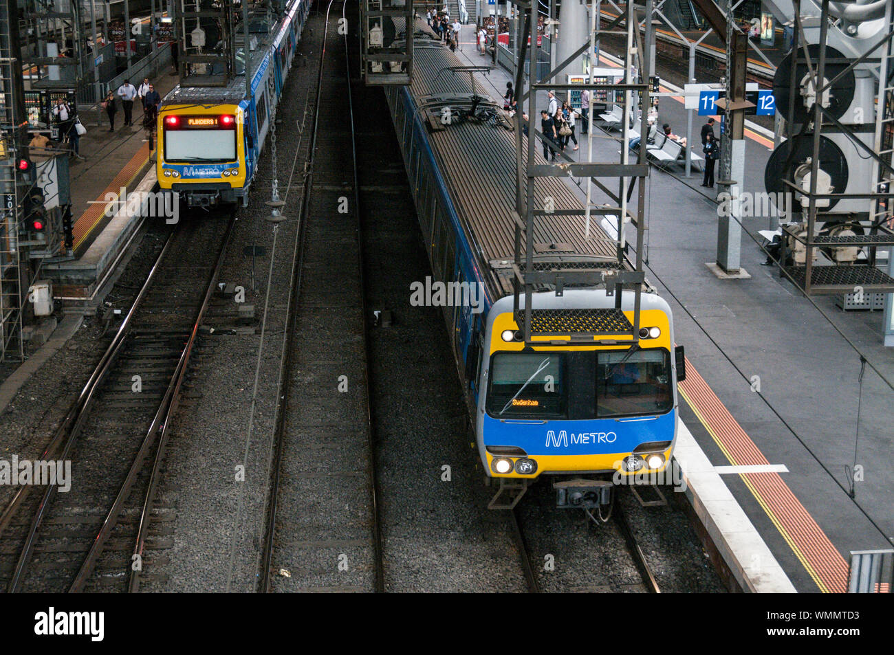 Tôt le matin, les trains de banlieue de la gare de Southern Cross à Melbourne, Victoria, Australie Banque D'Images