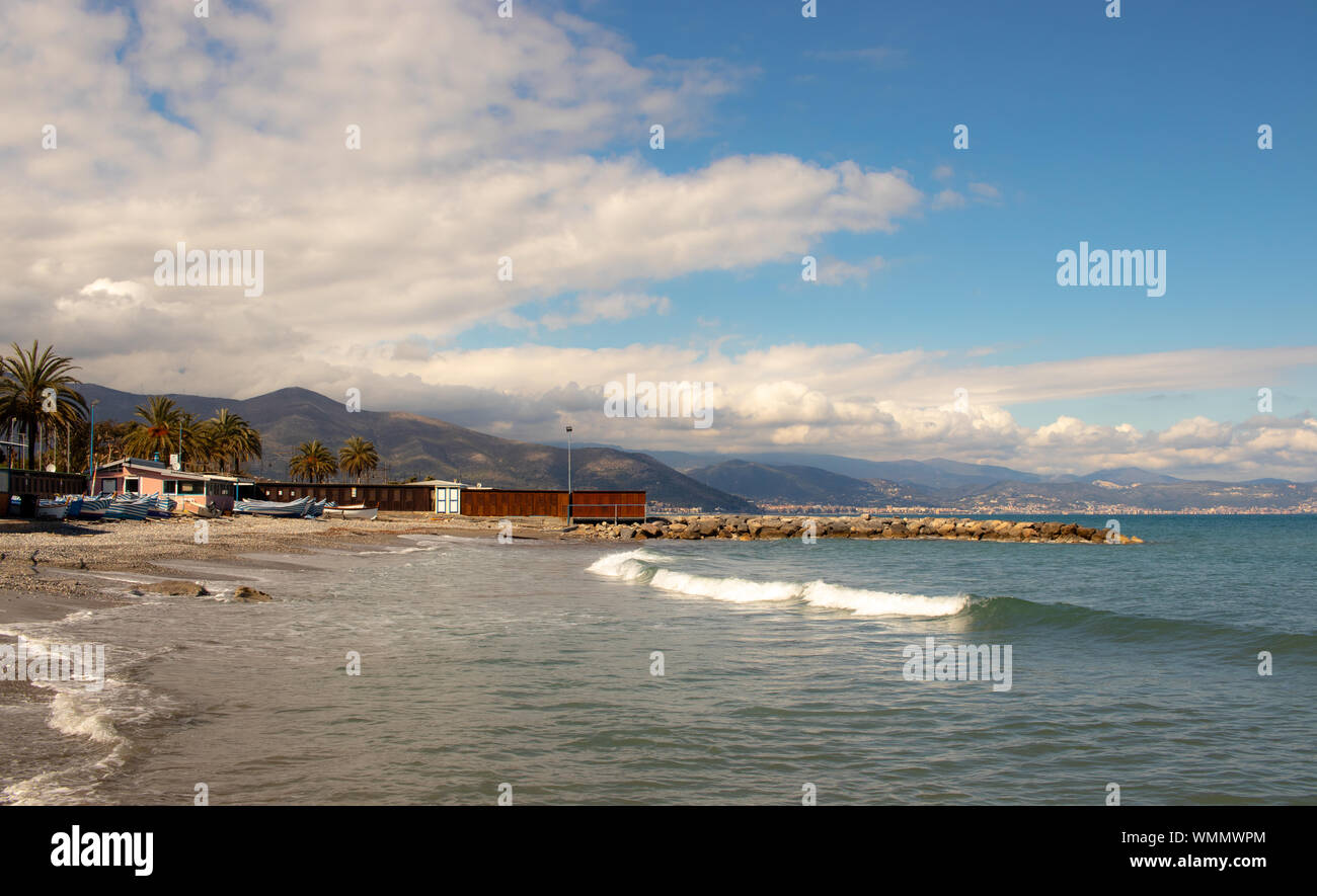 Paysage mer ligurienne avec ciel bleu avec des nuages Banque D'Images