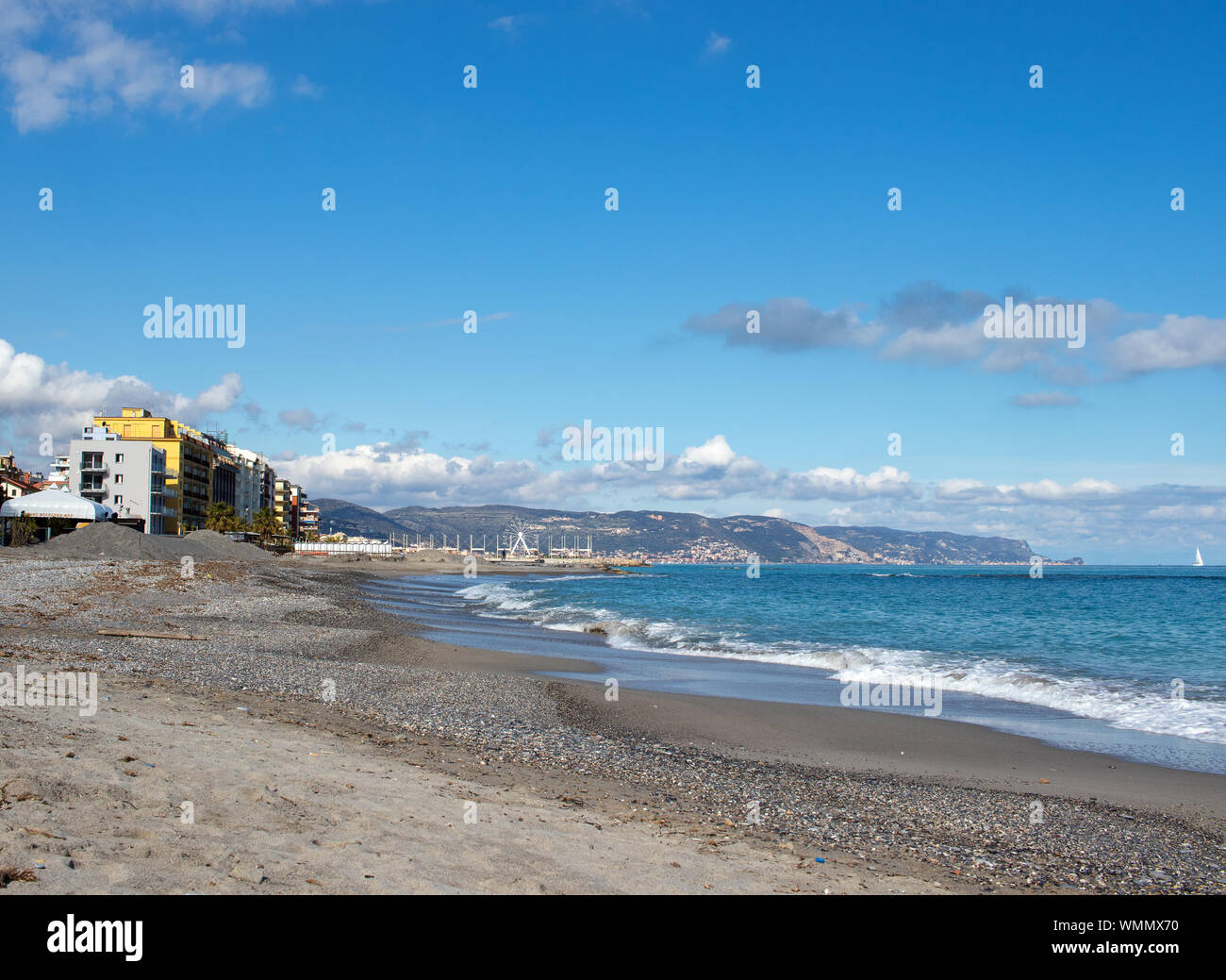 Paysage mer ligurienne avec ciel bleu avec des nuages Banque D'Images