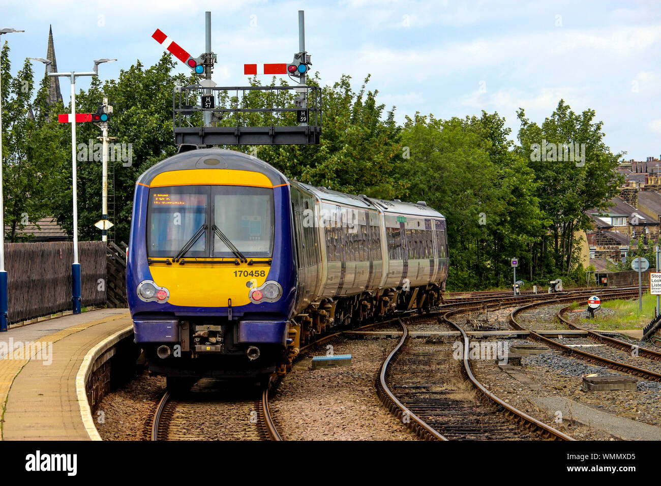 Turbostar DMU quitte la gare de Harrogate Banque D'Images