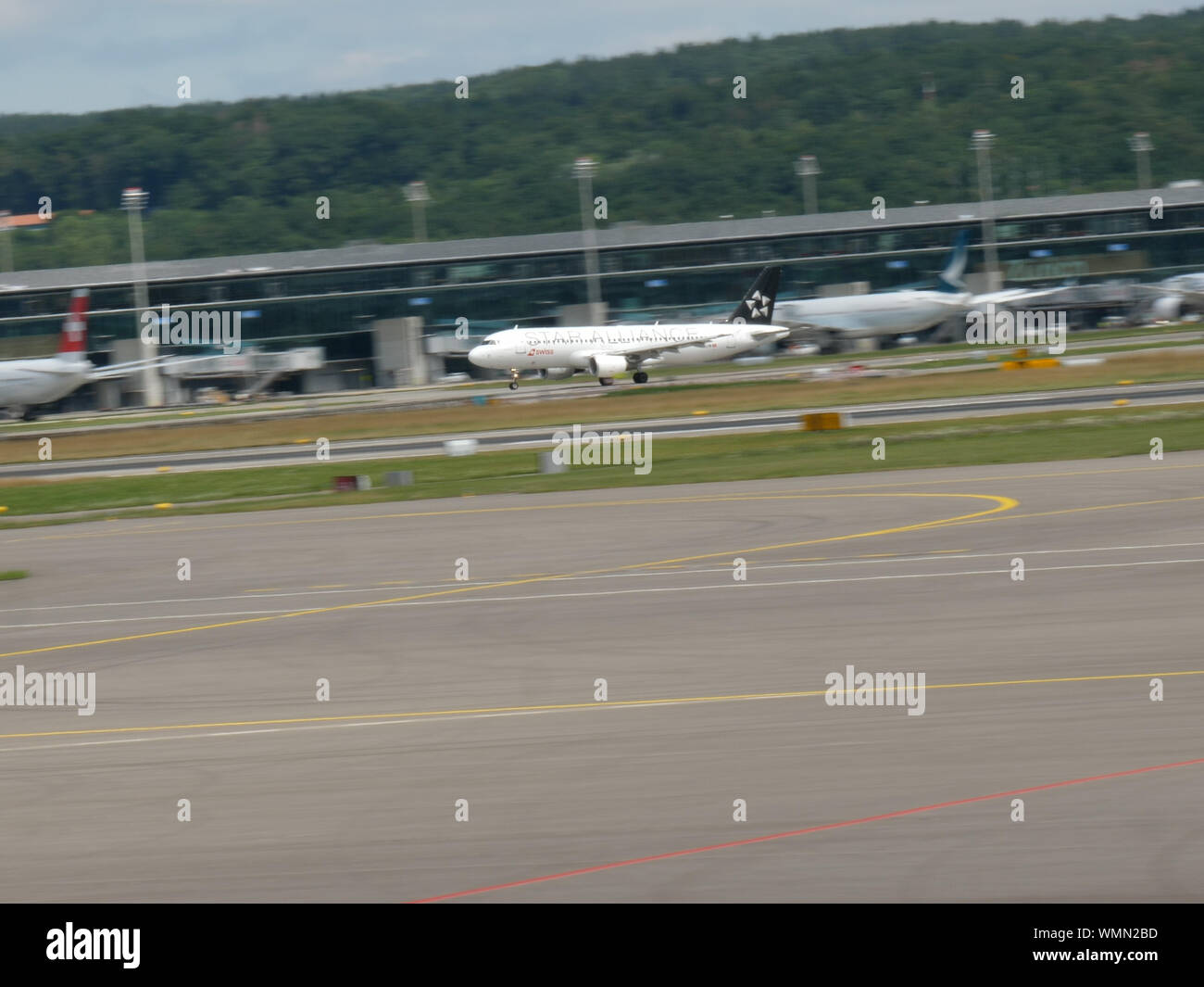 Star Alliance suisse d'un avion à l'aéroport de Zürich Banque D'Images