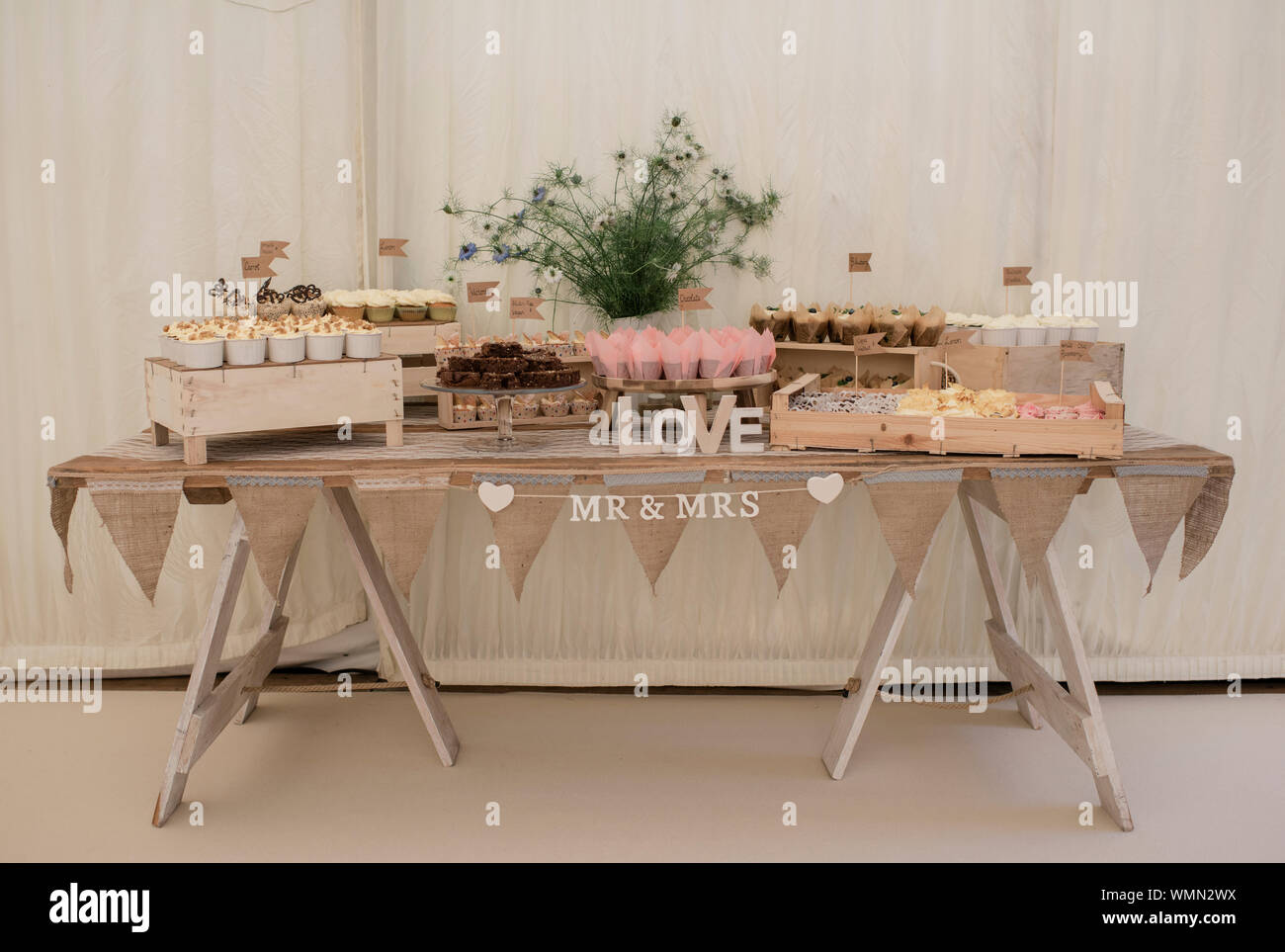 Cupcakes et table pour un mariage dans le désert Banque D'Images