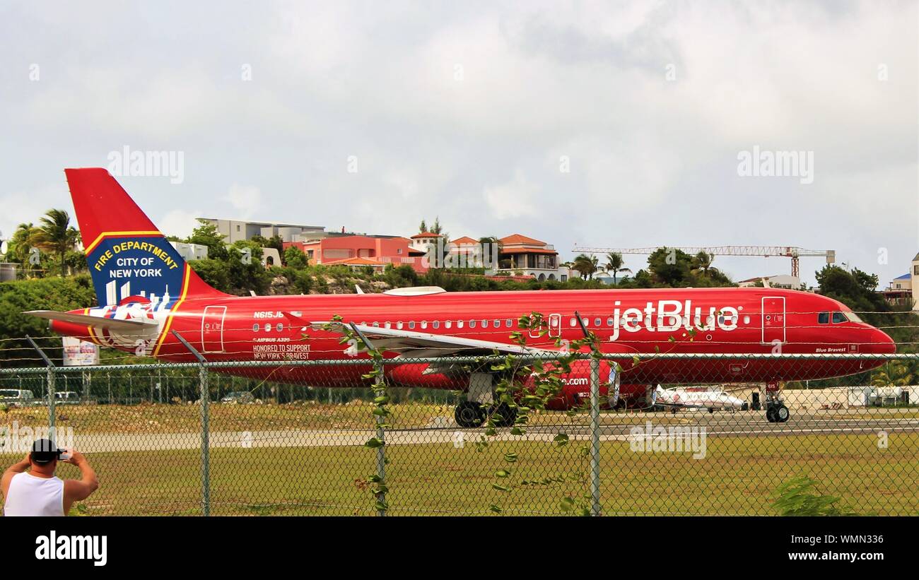 L'Airbus A320 de jetBlue avec le FDNY livrée, s'aligne sur la piste comme il se prépare à décoller de l'Aéroport Princess Juliana, St Maarten. Banque D'Images