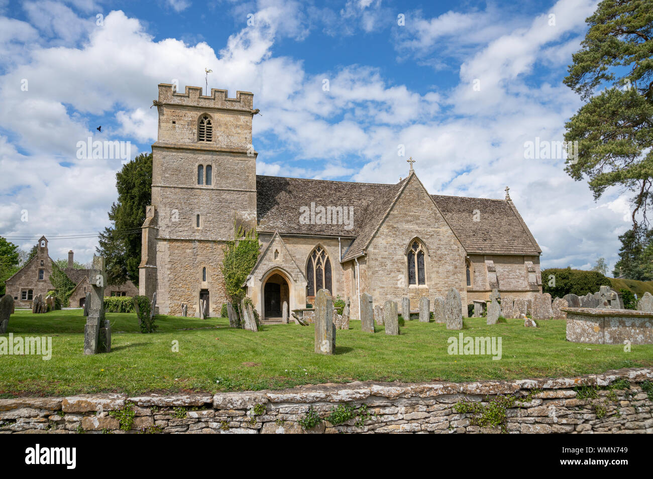 St Jean le Baptiste Église paroissiale de Latton, Wiltshire, Royaume-Uni Banque D'Images