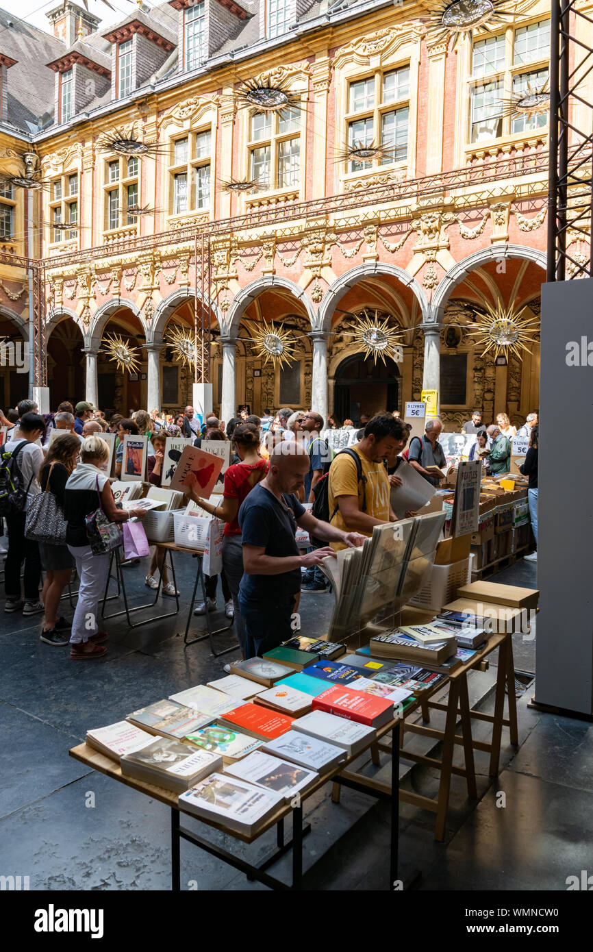 Lille,FRANCE-septembre 01,2019 : Vieille Bourse (ancienne bourse) marché pour les livres et les affiches utilisées pendant la grande Braderie de Lille. Banque D'Images