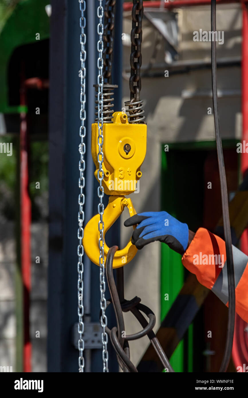 Le crochet de la grue jaune et d'une chaîne de poids de levage Banque D'Images