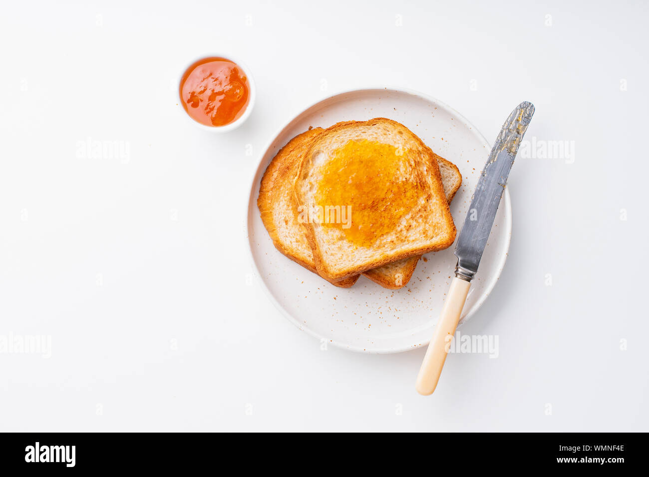 Toasts le matin avec du beurre et de la confiture sur tableau blanc Banque D'Images