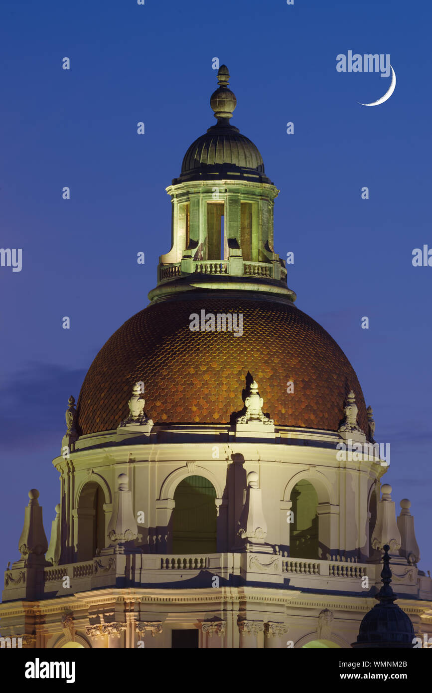 La tour principale de l'Hôtel de Ville de Pasadena et croissant de lune dans le ciel de l'ouest au cours de l'heure bleue. Banque D'Images