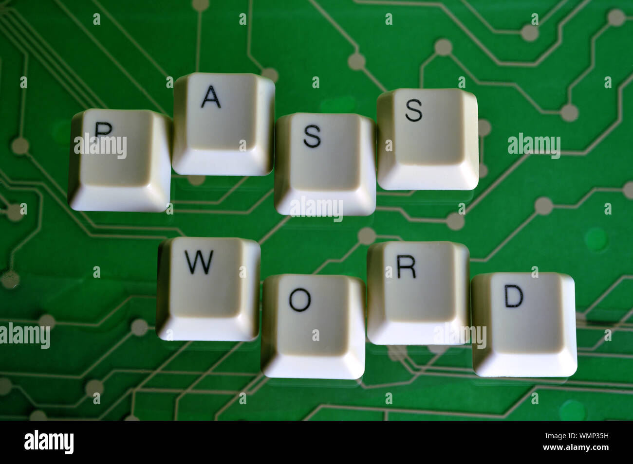 Touches du clavier forment le mot de passe sur circuit électrique vert dans l'arrière-plan. Banque D'Images