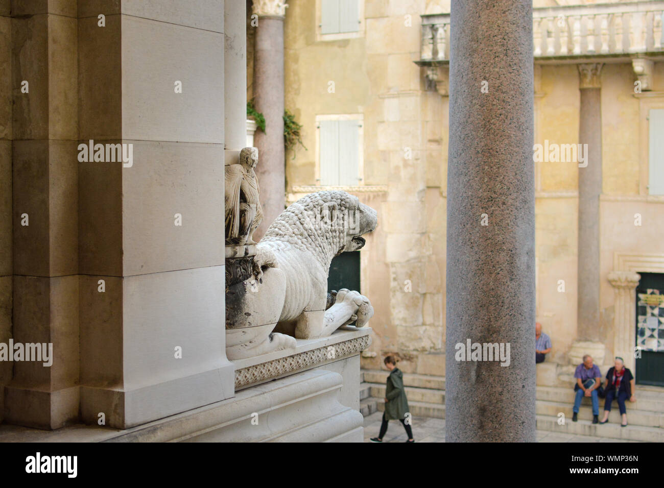 Une statue de lion à l'extérieur de la cathédrale de Split, en face le péristyle du palais de Dioclétien à Split Croatie en tant que touristes profiter de l'après-midi Banque D'Images
