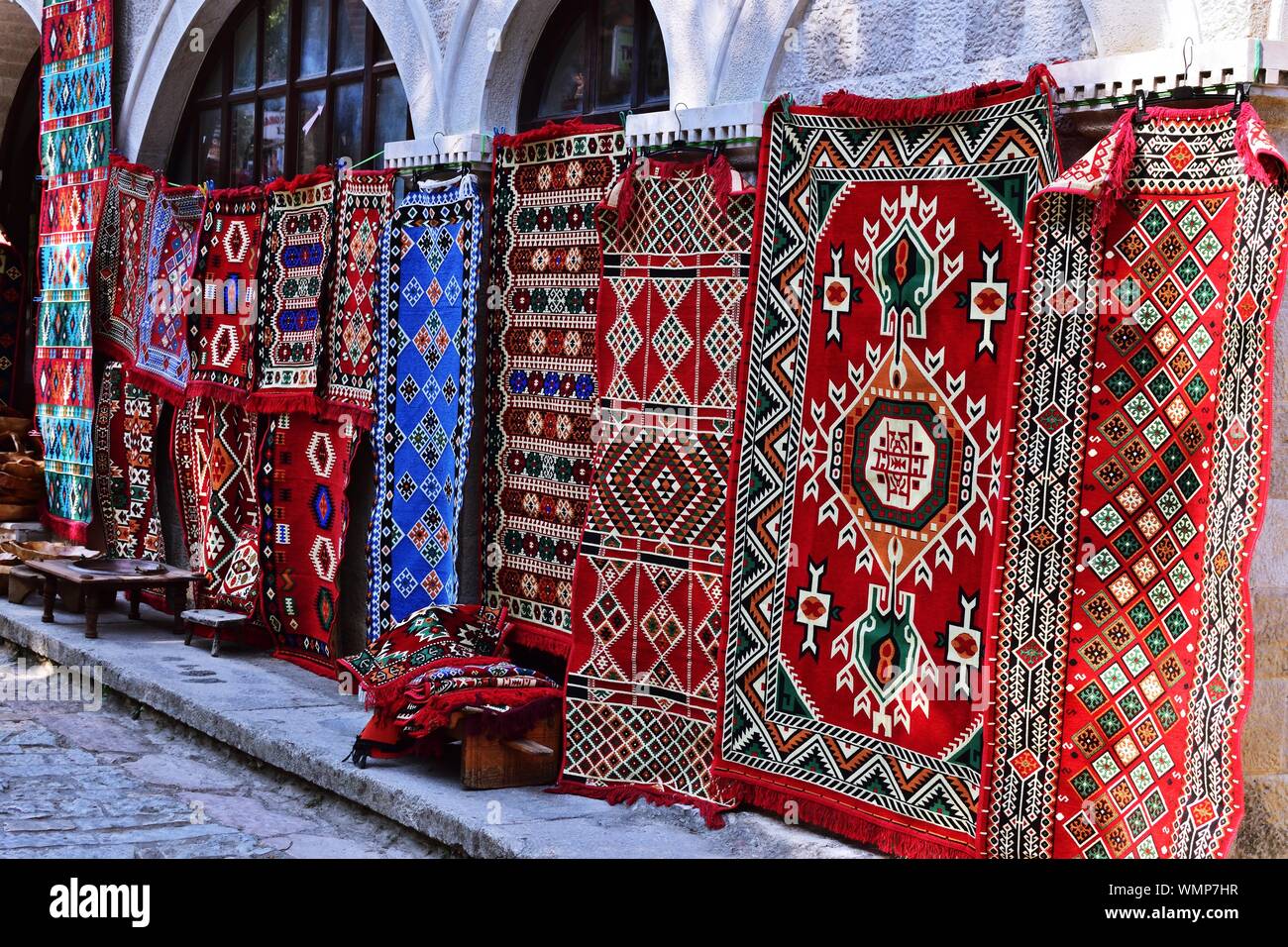 Tapis faits main dans le vieux bazar de Saranda, Albanie Banque D'Images