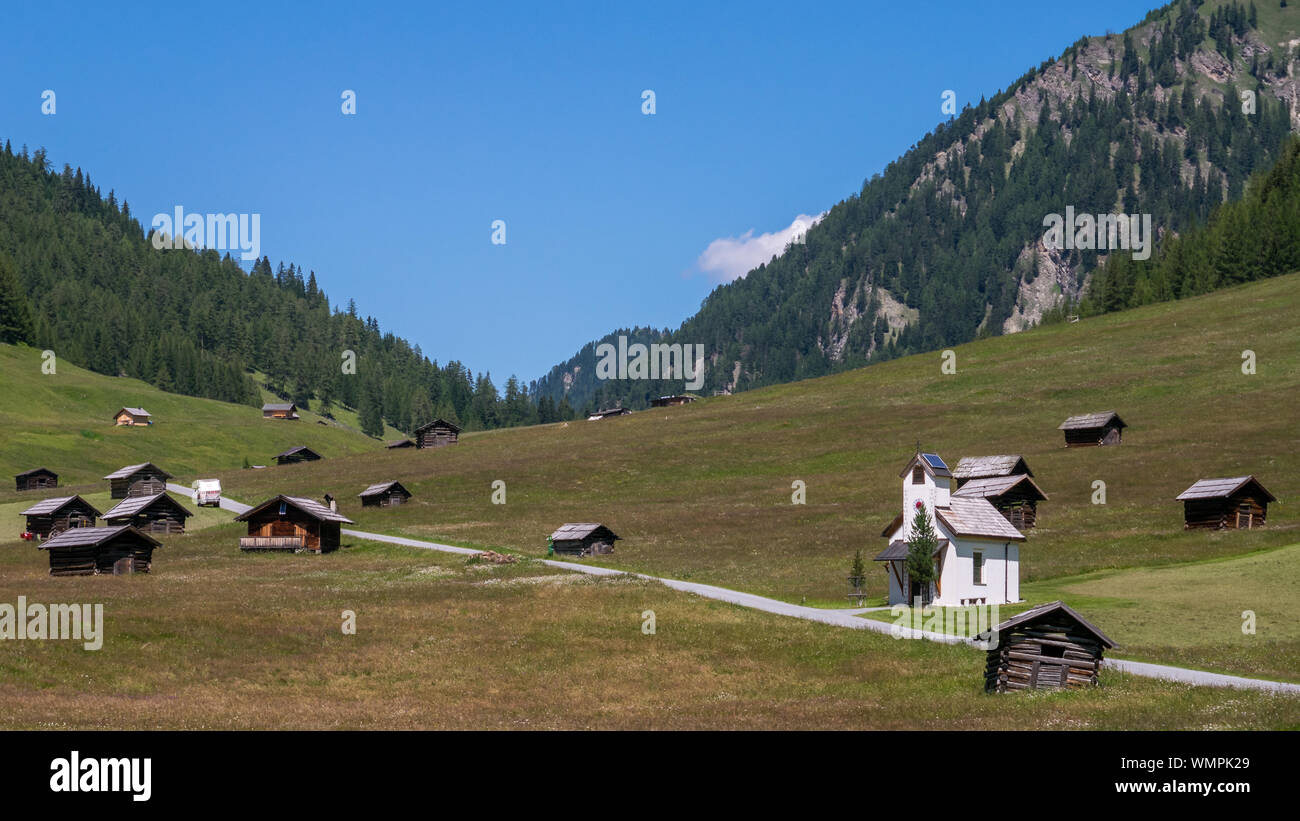 Pfundser Tschey prés alpins et sa chapelle Banque D'Images