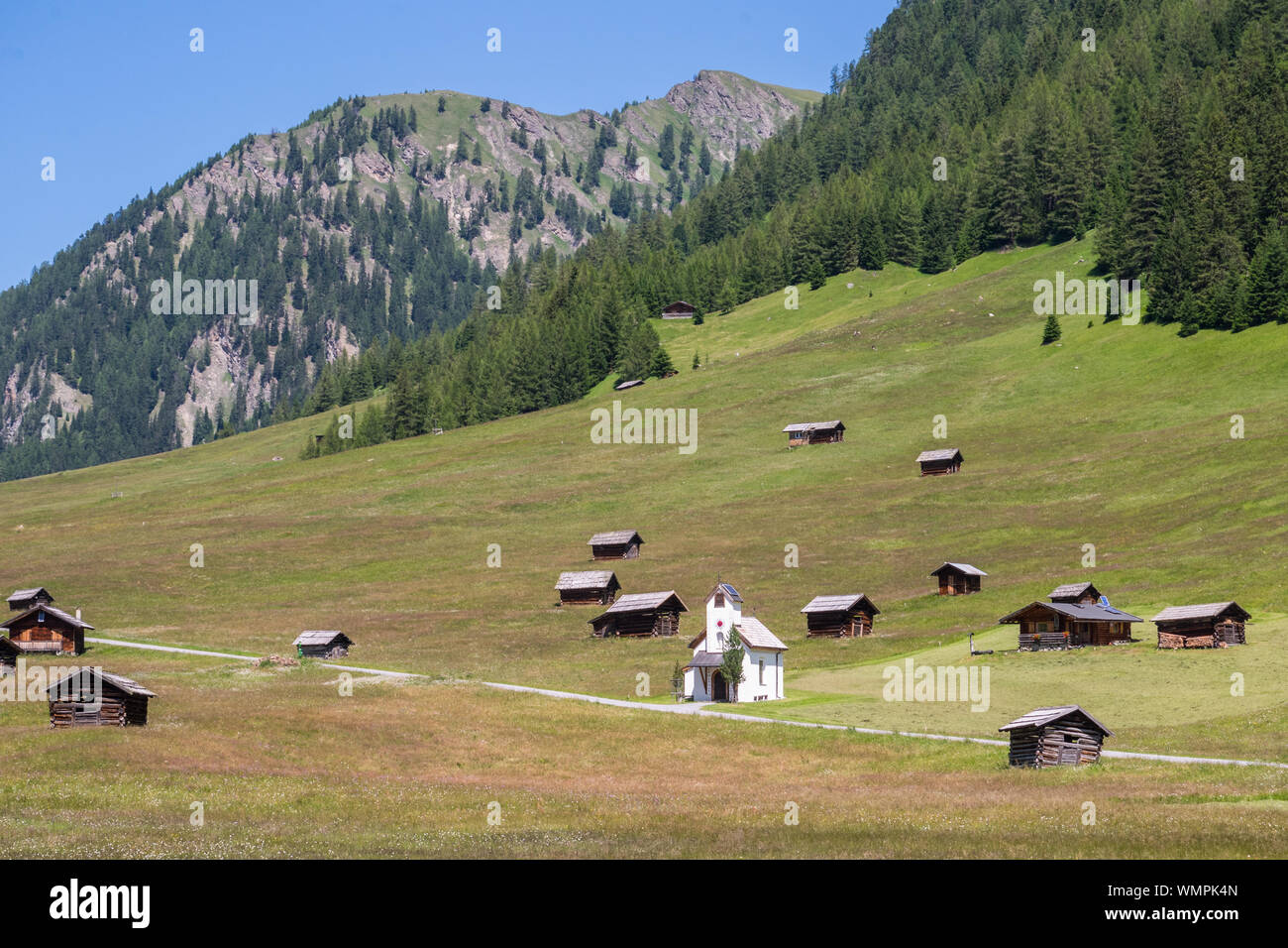 Pfundser Tschey prés alpins et sa chapelle Banque D'Images