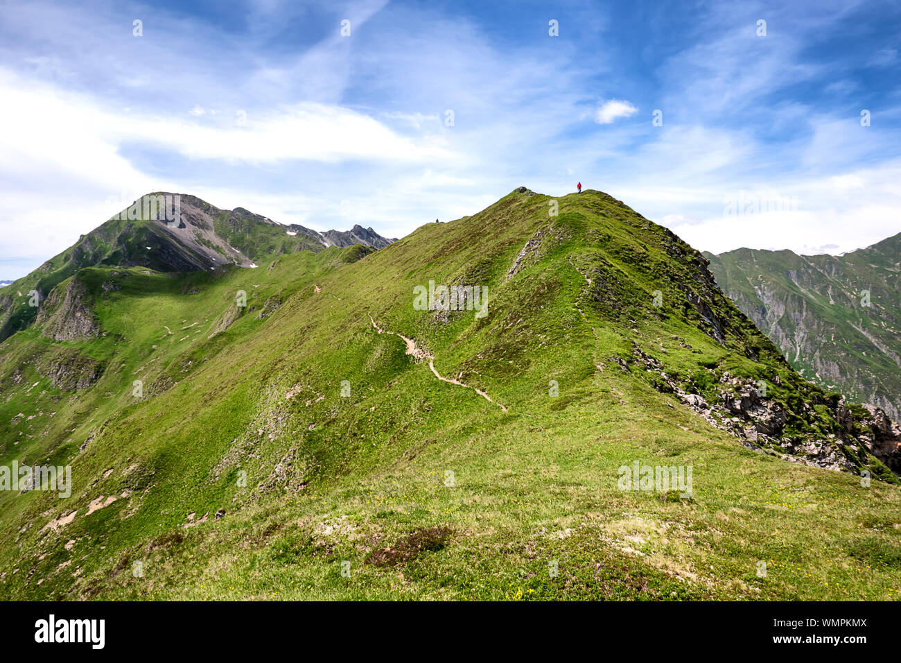 Peu de personne au sommet d'une montagne, des randonnées sur de Kreuzjoch peak, près de Pfunds, Haute Vallée de l'Inn, Tyrol, Autriche Banque D'Images