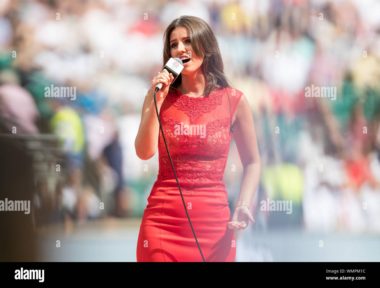 Faryl Smith chante les hymnes nationaux au cours de la 183 International Rugby Union match entre l'Angleterre et du Pays de Galles au stade de Twickenham à Londres le 1tth Aug Banque D'Images