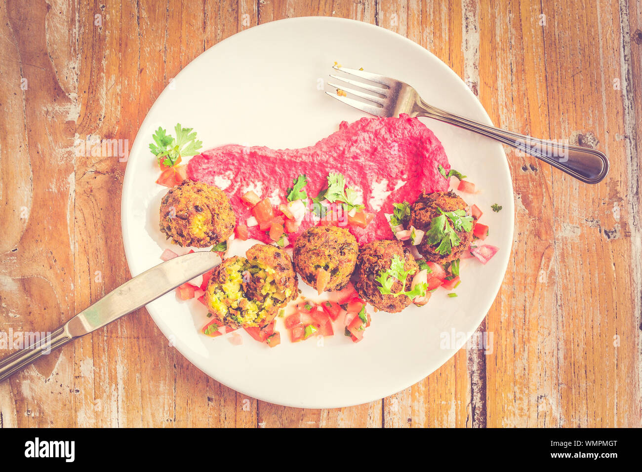 Pois vert Falafel Falafel ball servi avec salsa aux tomates et betteraves purée de tahini Banque D'Images