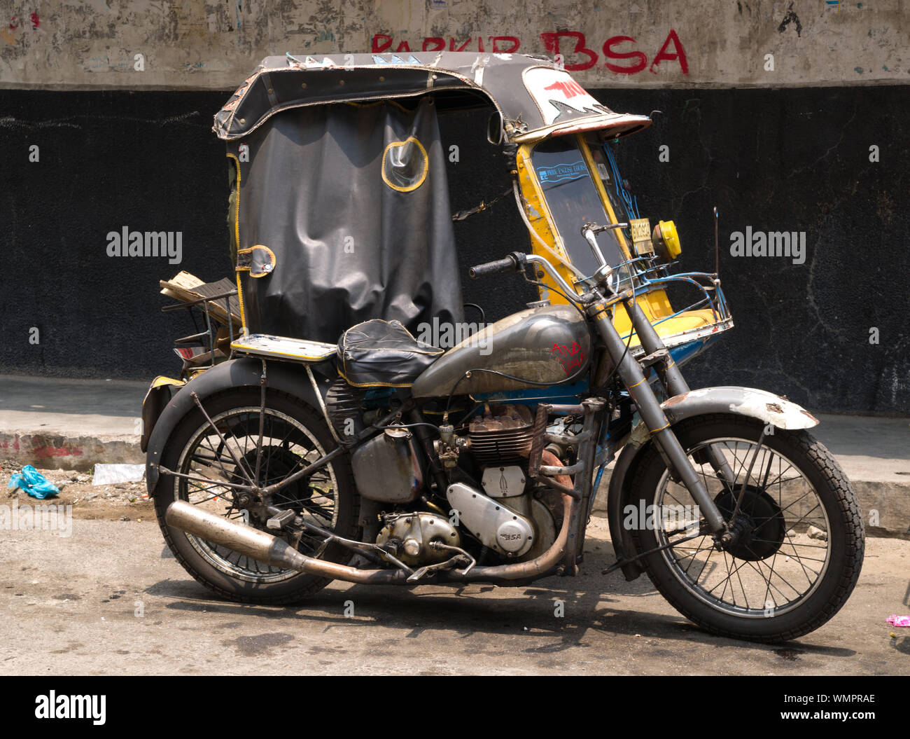 Vieille BSA, taxi à Siantar, Sumatra Banque D'Images