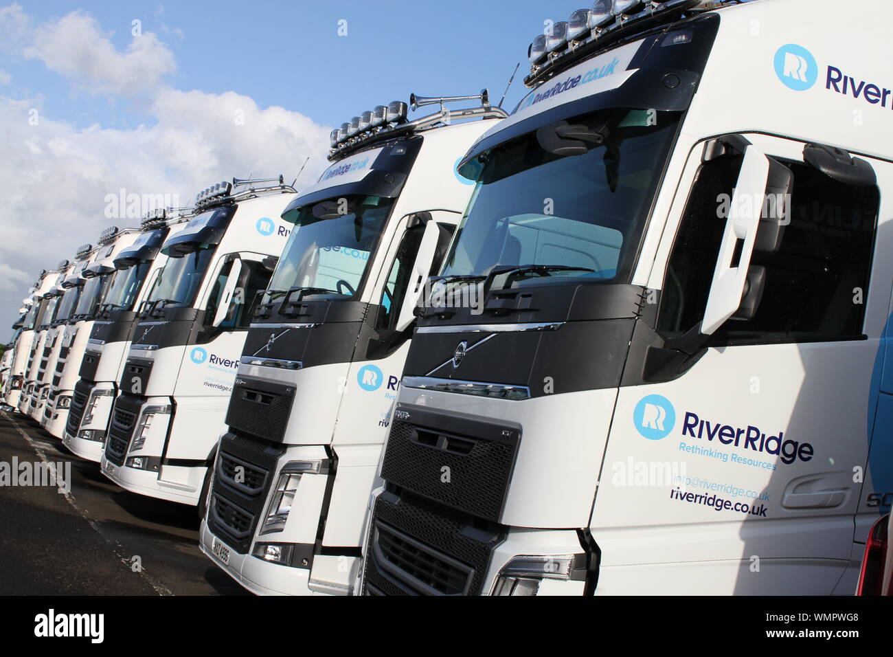 Une rangée de camions Volvo blanc administré par RiverRidge recyclage vu à Causeway Coast Truckfest 2019 Banque D'Images