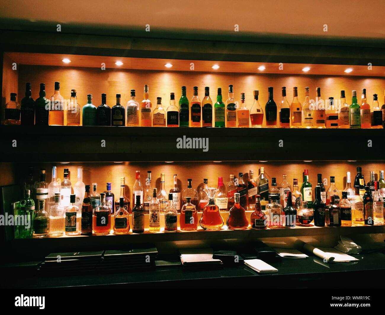 Les bouteilles d'alcool organisé sur étagère de Bar Photo Stock - Alamy