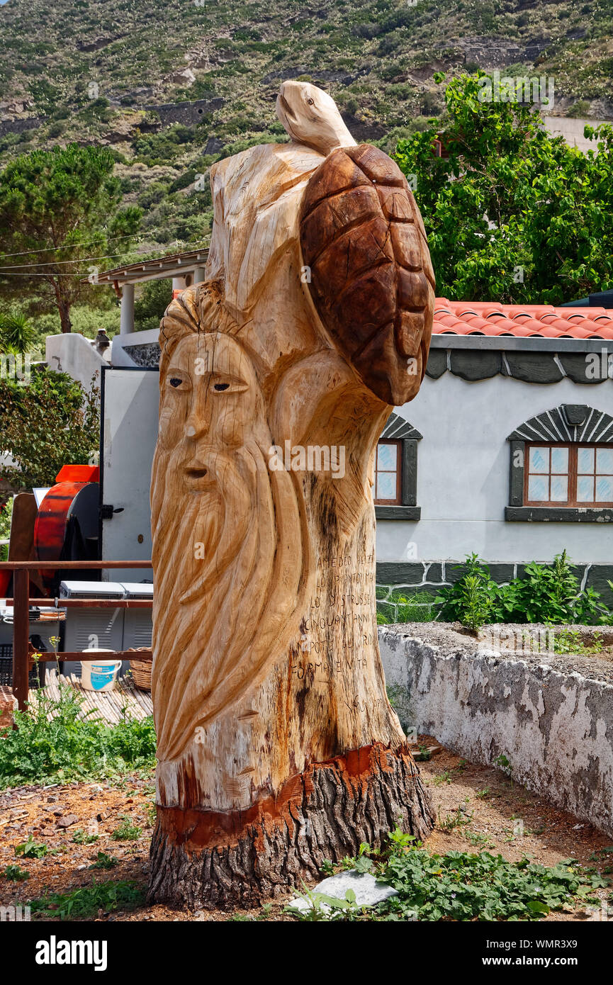 Sculpture de tronc d'arbre artistique Banque de photographies et d'images à  haute résolution - Alamy