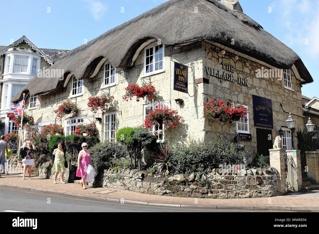 Ventnor, île de Wight, au Royaume-Uni. Le 15 août 2019. Les vacanciers en passant devant le village de chaume Inn dans le vieux village de Shanklin, sur l'île de Wight, Banque D'Images