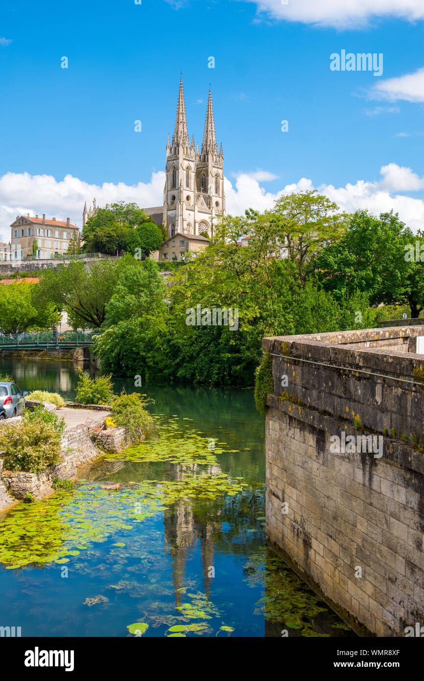 Niort, France - 11 mai 2019 : clochers de l'église Saint-André de Niort et point de vue sur le quai de la rivière Sèvre Niortaise, Deux-Sèvres, France Banque D'Images