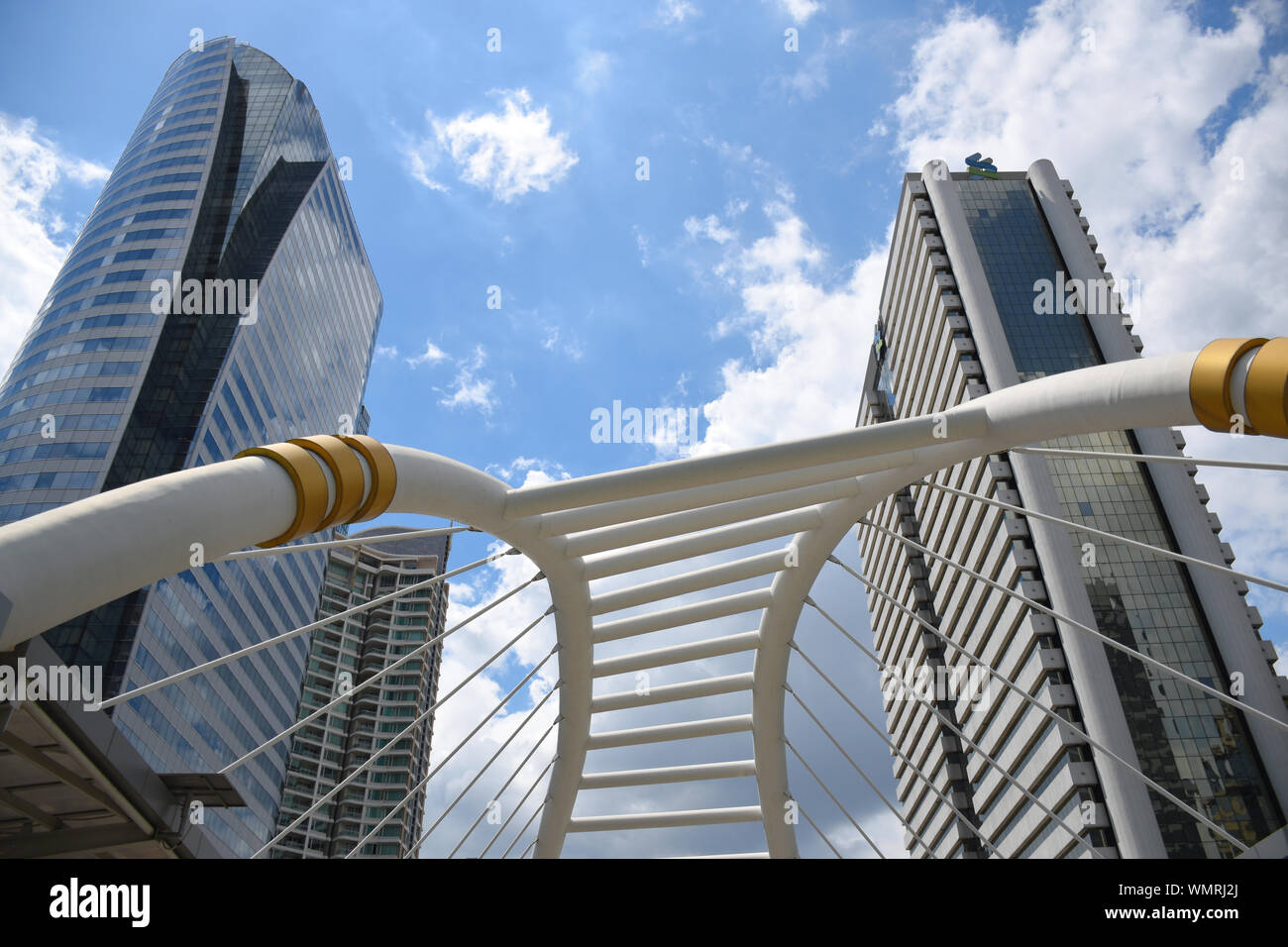 Chong Nonsi Pont piétonnier, ce Skywalk est un monument urbain situé dans le quartier central des affaires de Sathorn-Silom avec Sathorn Thani towers Banque D'Images