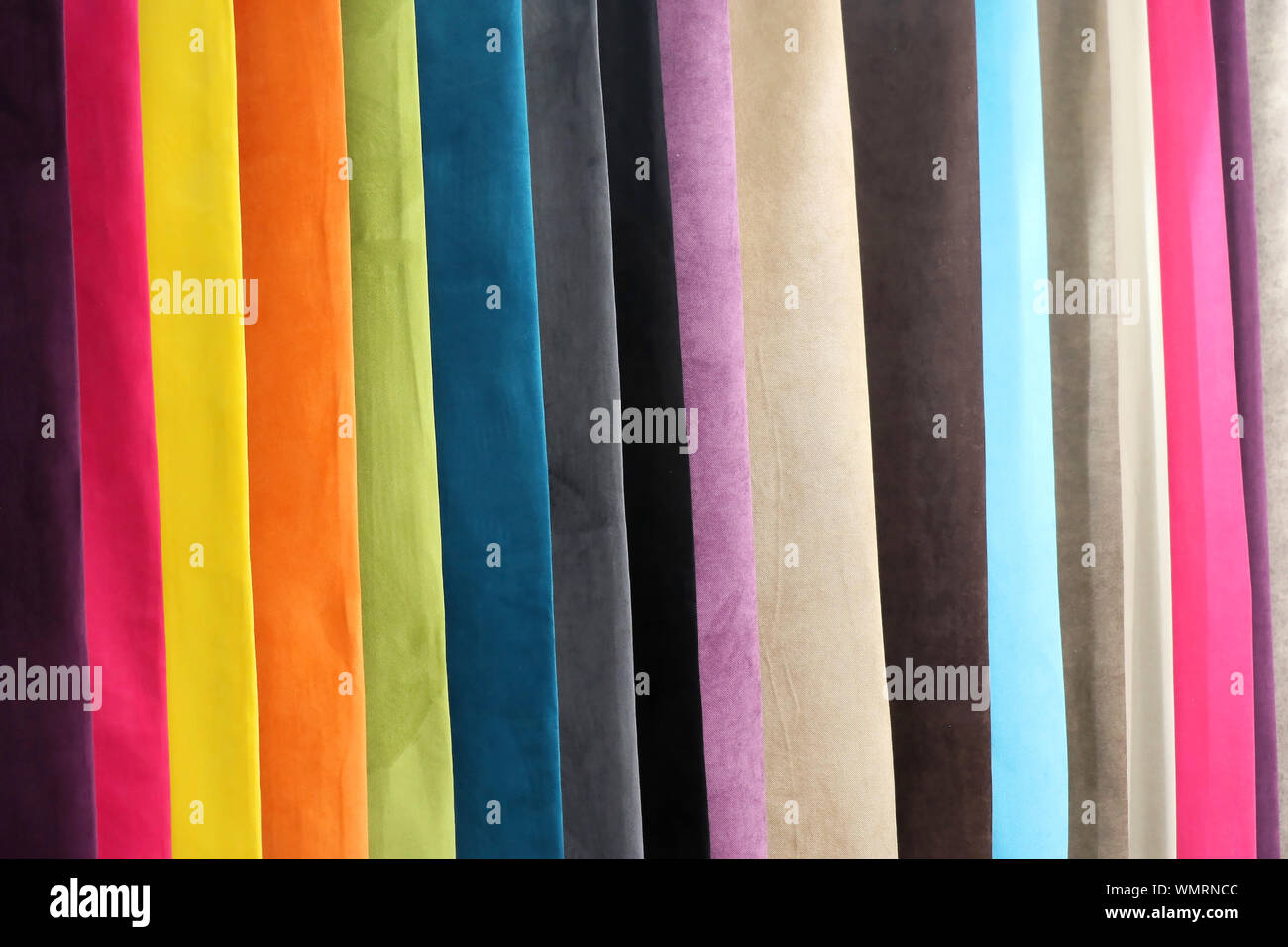 Textiles colorés différents matériaux des échantillons dans l'industrie du vêtement Banque D'Images