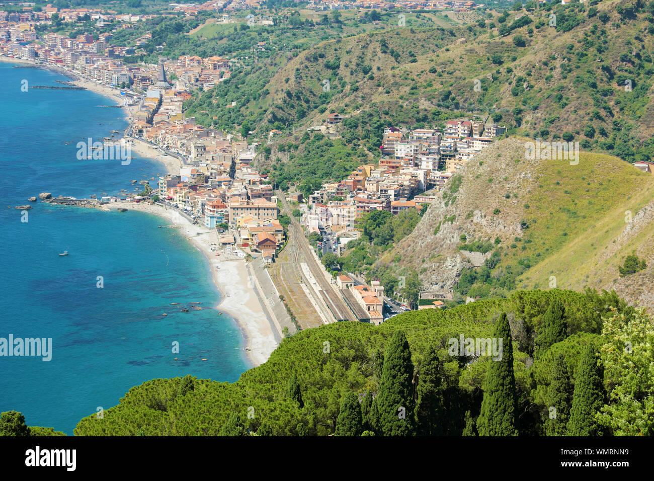 Vue aérienne de la Sicile avec Taormina et Giardini Naxos villages d'Italie. Banque D'Images