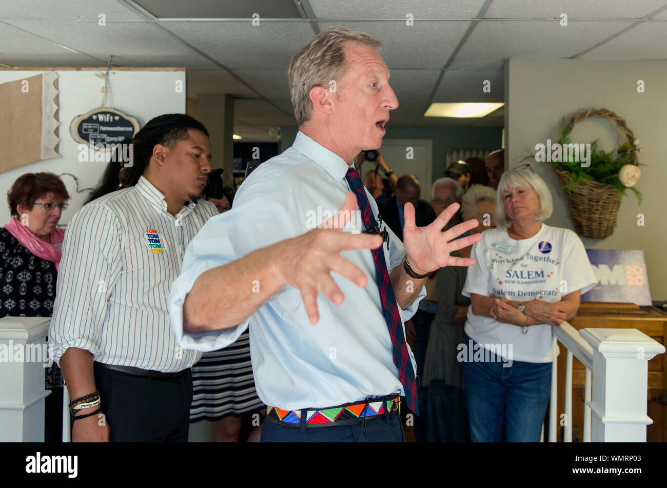 Salem, New Hampshire, USA. 05 Sep, 2019. Candidat démocrate à la présidence, TOM STEYER, est titulaire d'un hôtel de ville de gîte rural de grillage. Crédit : Brian Cahn/ZUMA/Alamy Fil Live News Banque D'Images