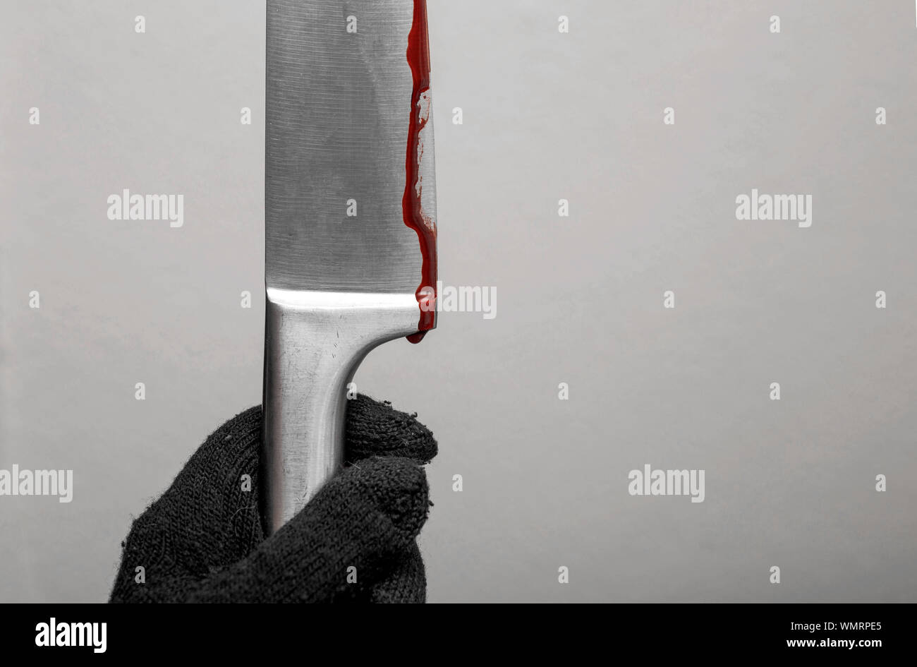 Meurtre et crime scene concept - close up of criminal ou meurtrier main dans la main avec du sang sur le couteau Banque D'Images