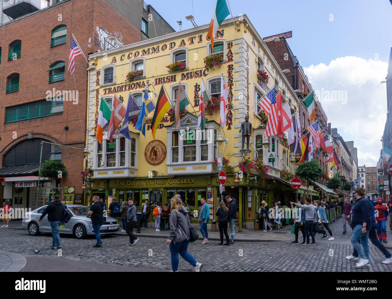 Le Half-penny Bridge Pub à Temple Bar, un endroit populaire pour la musique irlandaise traditionnelle. dans cette zone touristique très fréquentée. Banque D'Images