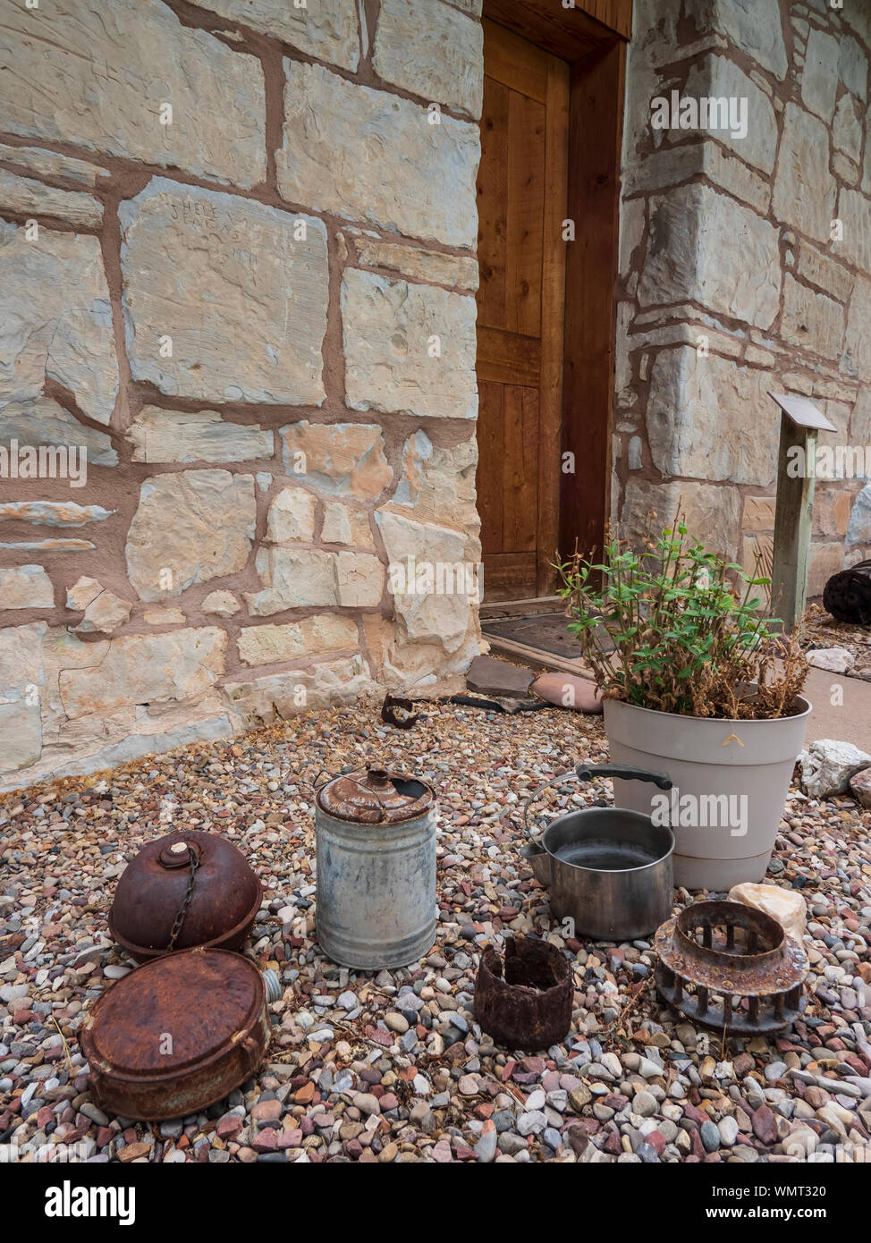 Rusty d'objets devant la maison en pierre, John Jarvie Ranch historique, Browns Park, Utah. Banque D'Images