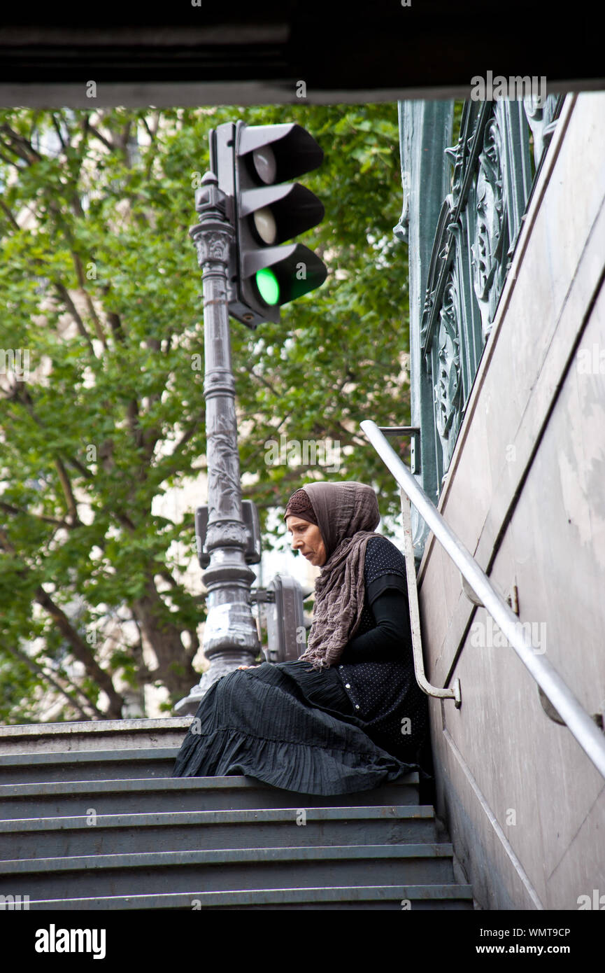 Paris, un Metroaufgang Bettlerin einem - Paris, femme mendiant sur les escaliers d'une station de métro Banque D'Images