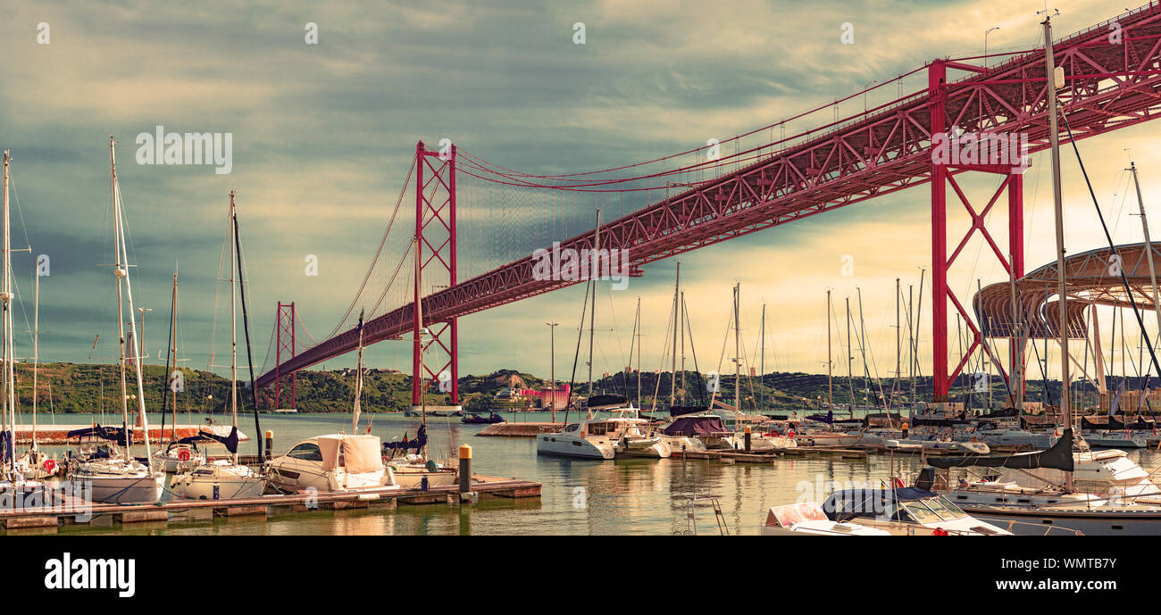 Paysage urbain de Lisbonne et du port. Loisirs et divertissement au Portugal.bateaux, voiliers et yachts dans le port.Bridge du 25 avril à Lisbonne. Banque D'Images