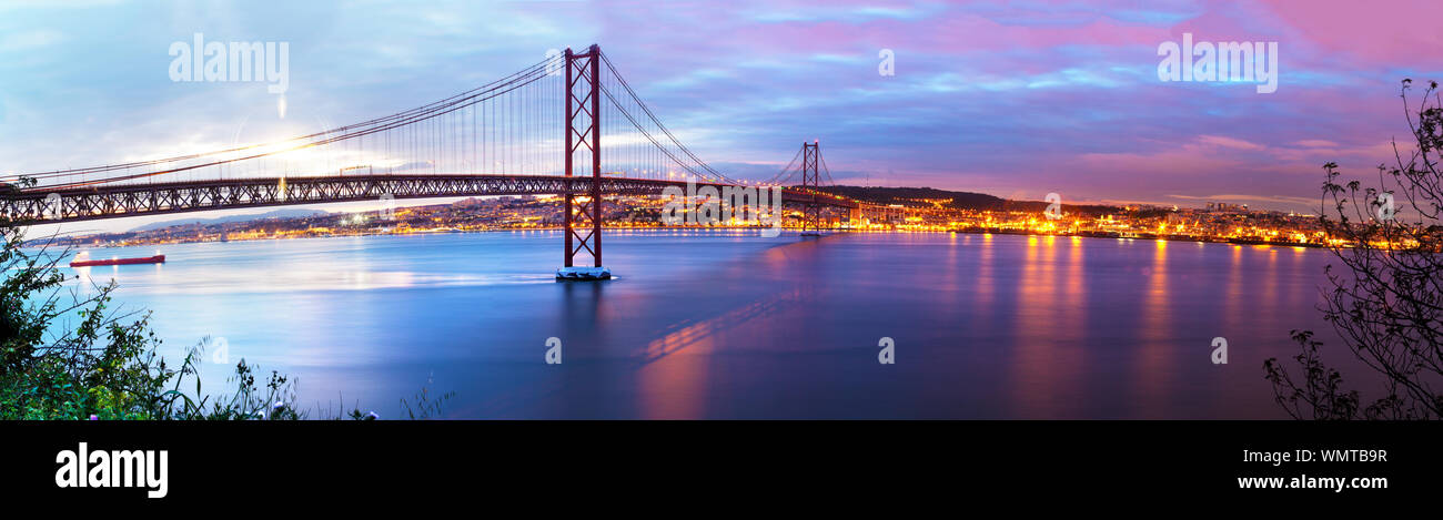 Photographie panoramique du pont de 25 de Abril dans le Ville de Lisbonne au-dessus de la rivière Tajo.paysage de Lisbonne au coucher du soleil Banque D'Images