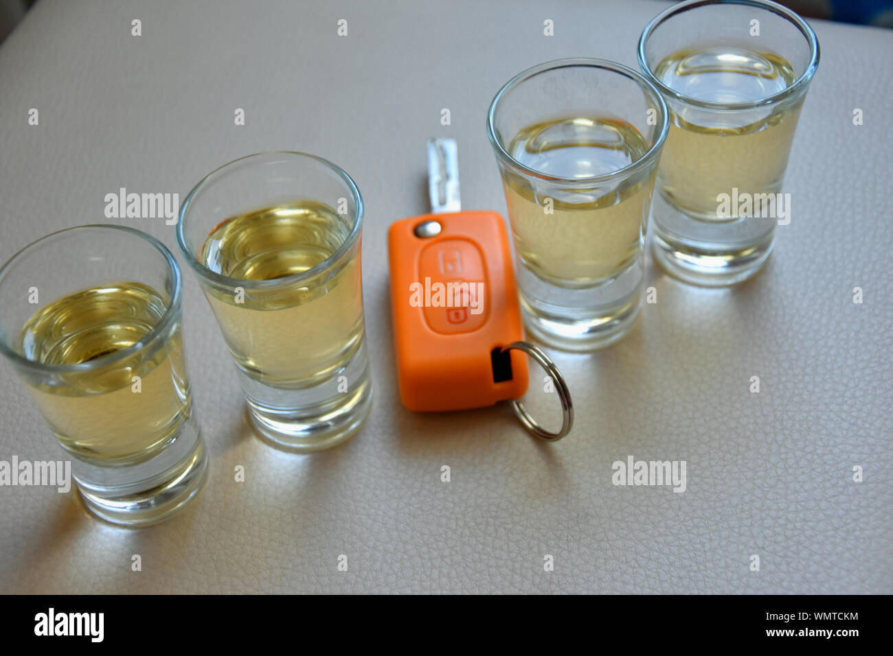 Boire et conduire et l'alcoolisme concept. La conduite sûre et responsable concept. Banque D'Images