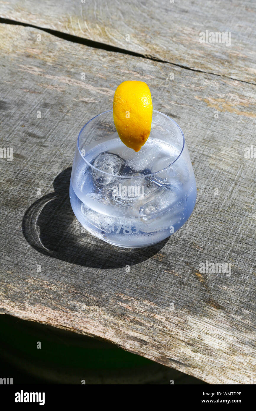 Un verre de gin tonic avec des glaçons et une rondelle de citron, England, UK Banque D'Images