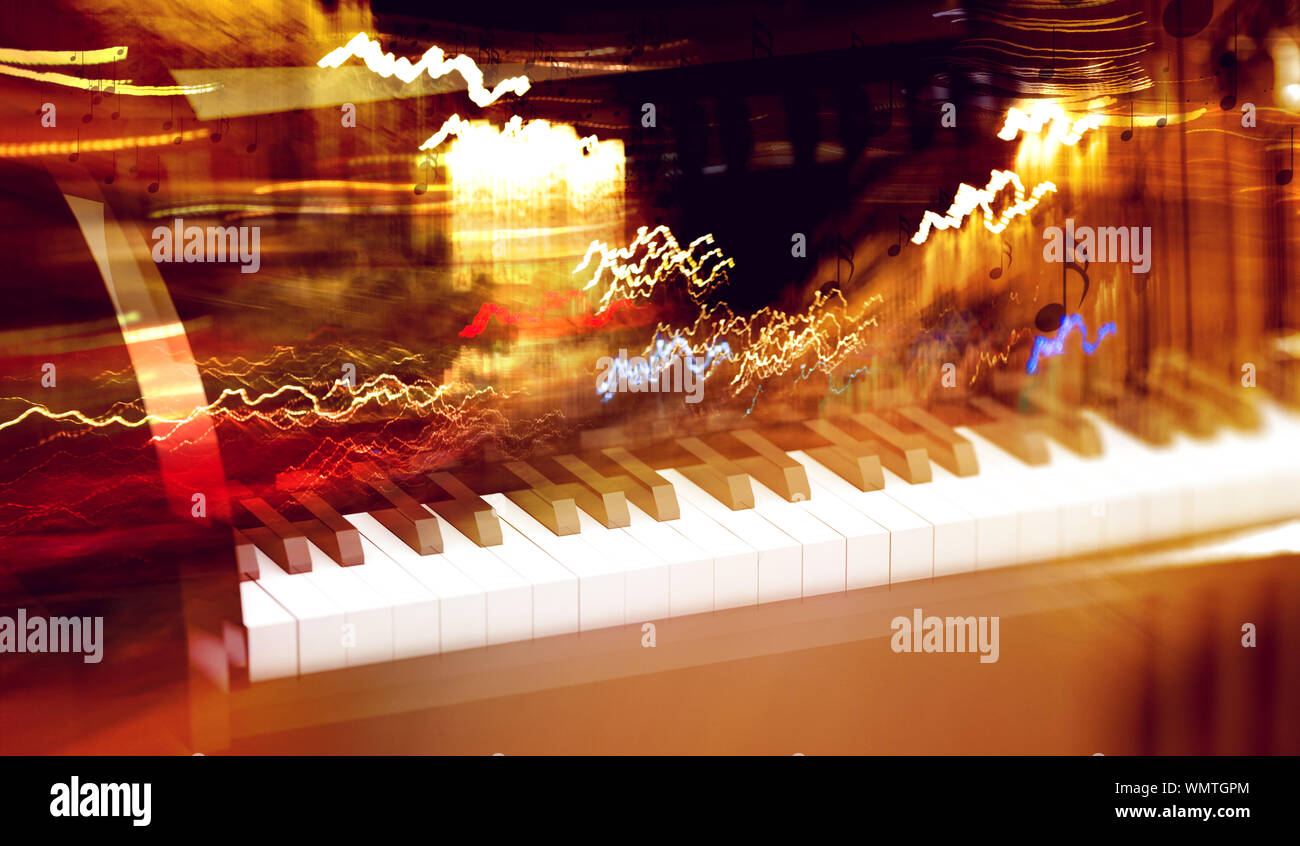 Grand piano et lumières de la ville.concept de mélodie et de musique  vibrante. Fond de musique de piano abstrait Photo Stock - Alamy