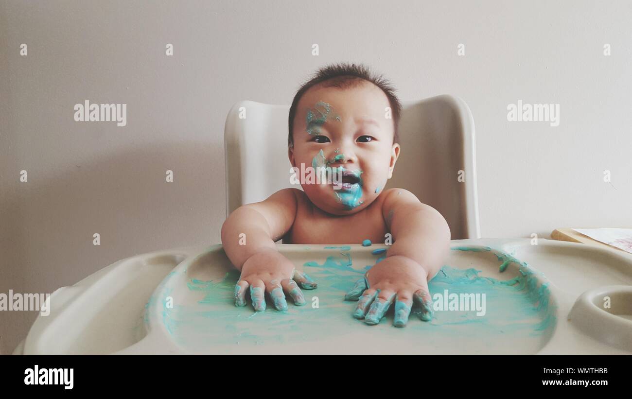 Portrait De Bebe Garcon Jouant Avec Les Peintures A L Aquarelle Sur Table Photo Stock Alamy