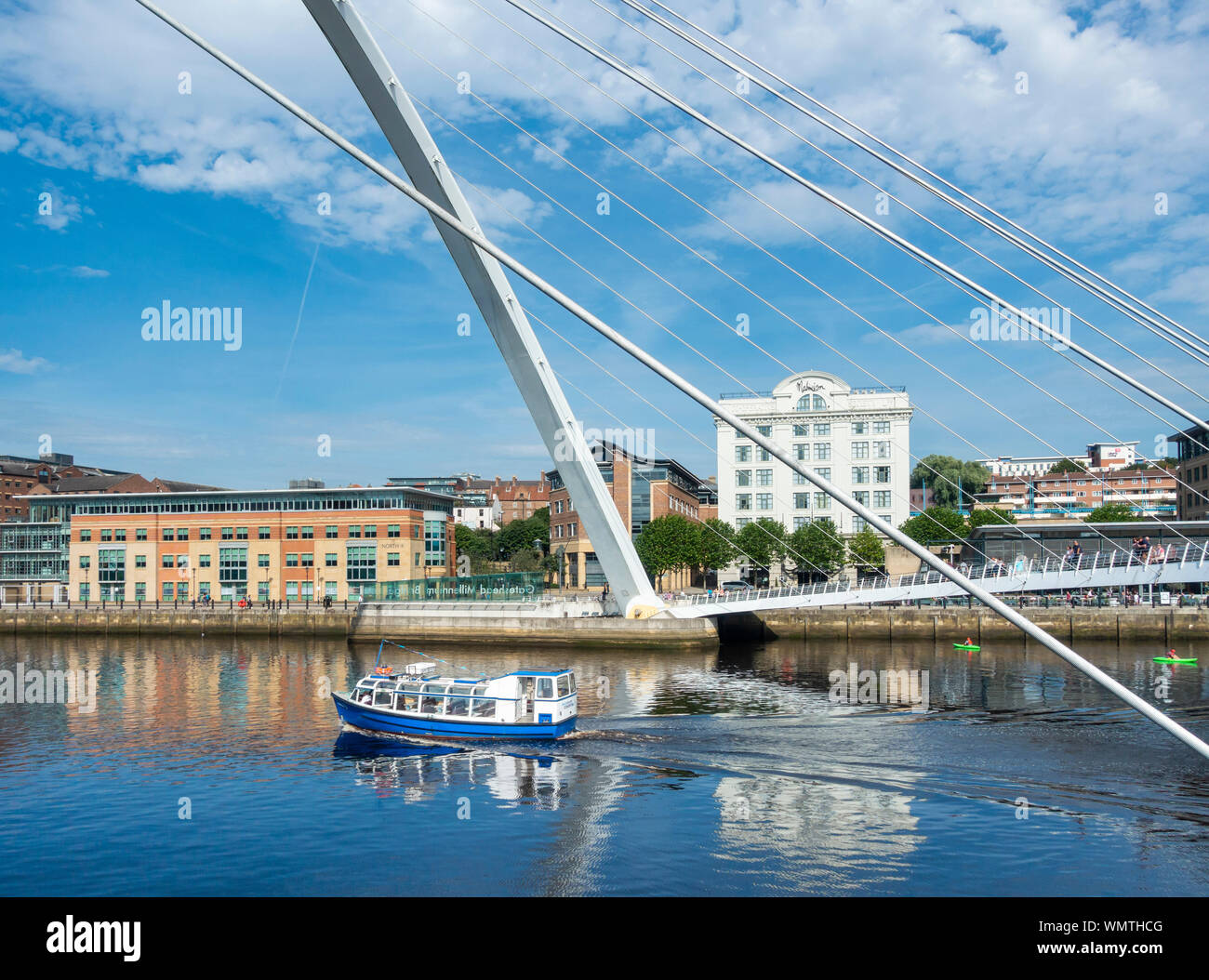 Vue sur la rivière Tyne et Millennium Bridge vers Newcastle Quayside de Jesmond. UK. Malmaison Hotel est un bâtiment blanc. Banque D'Images