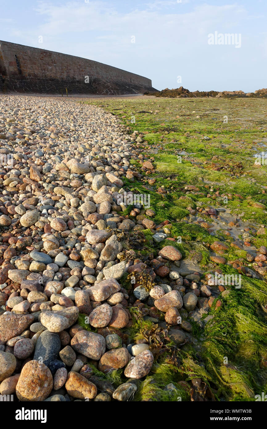 La mer sur une plage de galets à Jersey, Channel Islands Banque D'Images