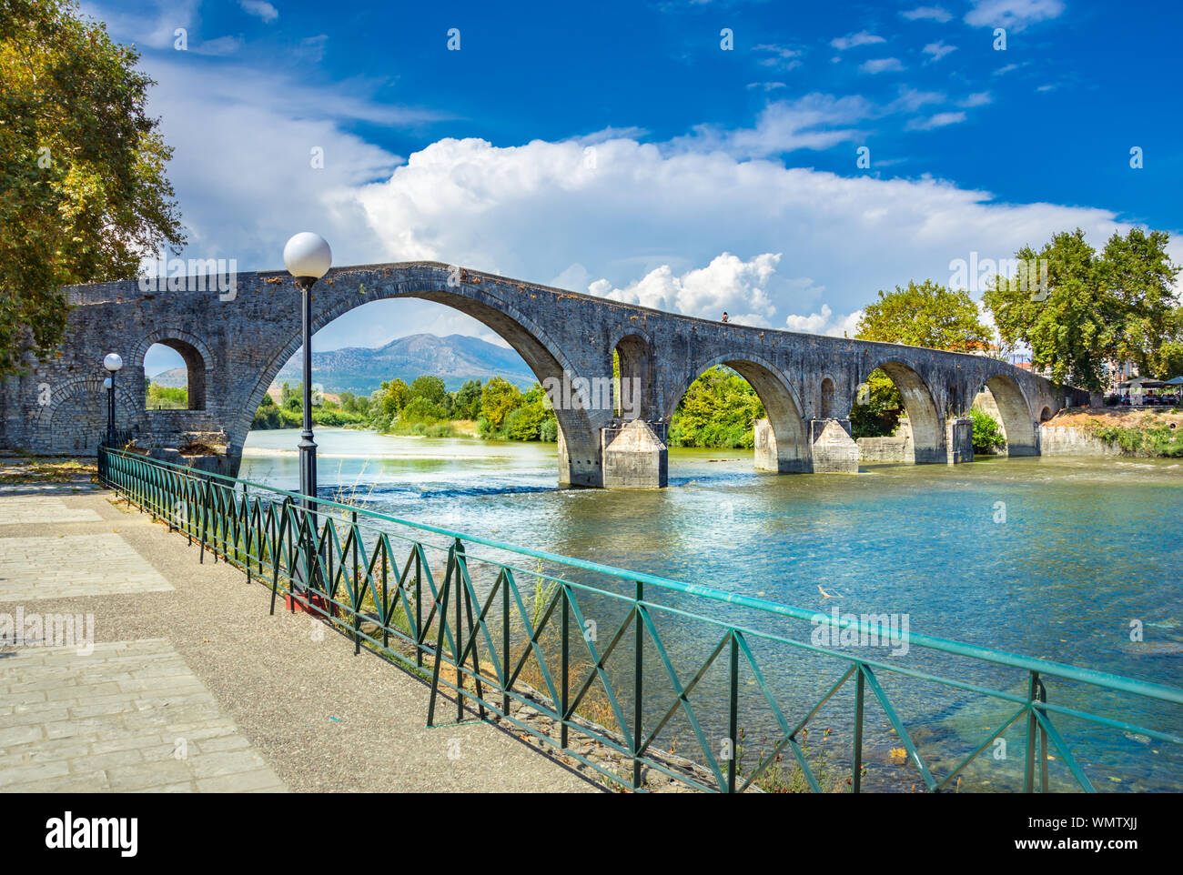 Le pont d'Arta est un vieux pont en pierre voûtée qui traverse le fleuve Arachthos dans l'ouest de la ville d'Arta en Grèce. Banque D'Images