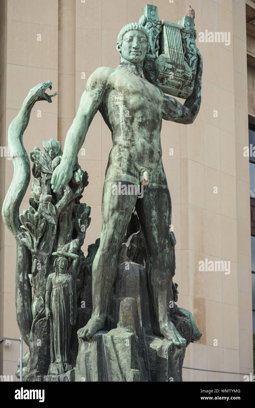 Paris, Palais de Chaillot, Statue Apollon Musagete von Henri Bouchard Banque D'Images