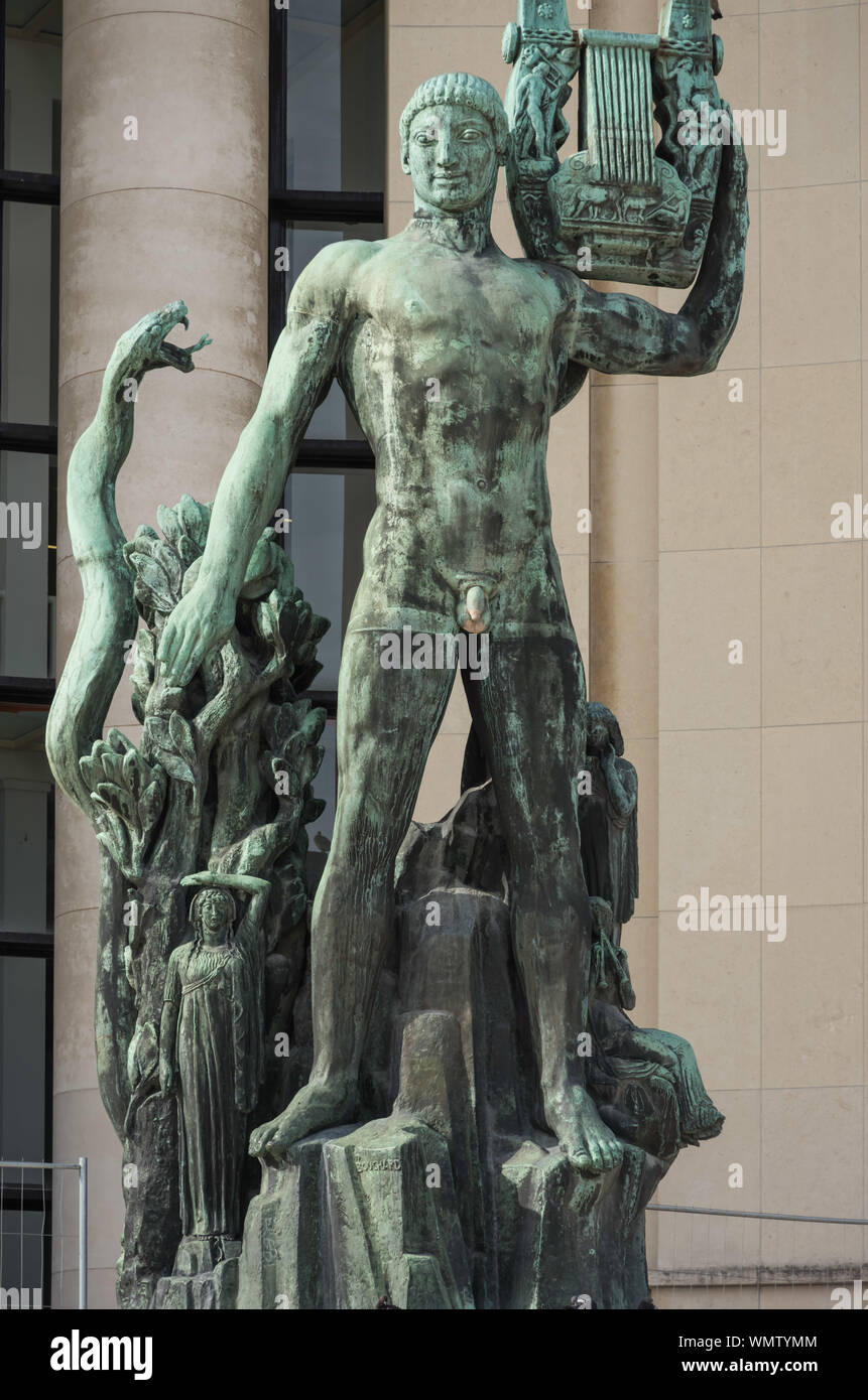 Paris, Palais de Chaillot, Statue Apollon Musagete von Henri Bouchard Banque D'Images