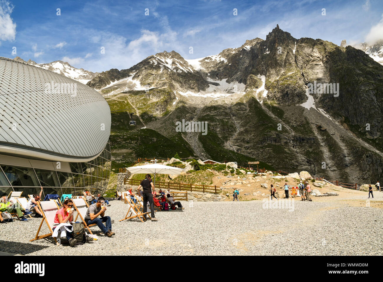 Sur la montagne avec le pavillon de station de téléphérique Skyway Monte Bianco et randonneurs manger paniers-repas en été, Courmayeur, vallée d'aoste, Italie Banque D'Images