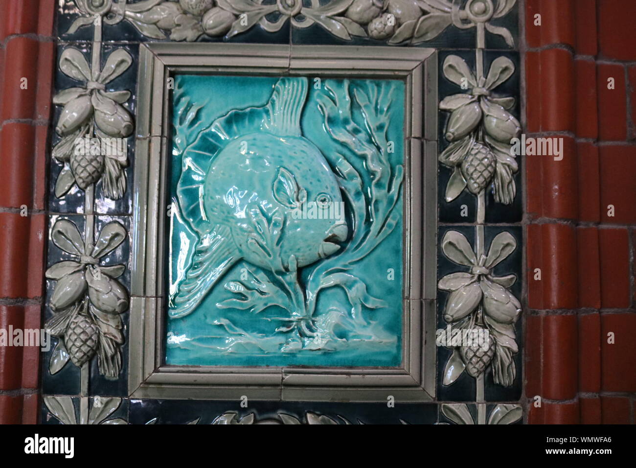 Carrelage en céramique représentant des poissons et oiseaux à Blackpool Tower Ballroom Banque D'Images