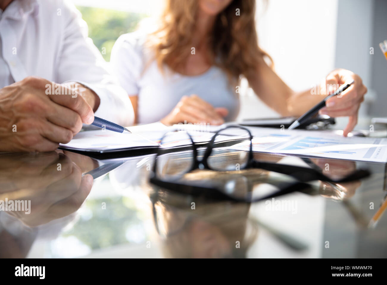Close-up of two Business People's Part de l'analyse graphique sur Desk In Office Banque D'Images